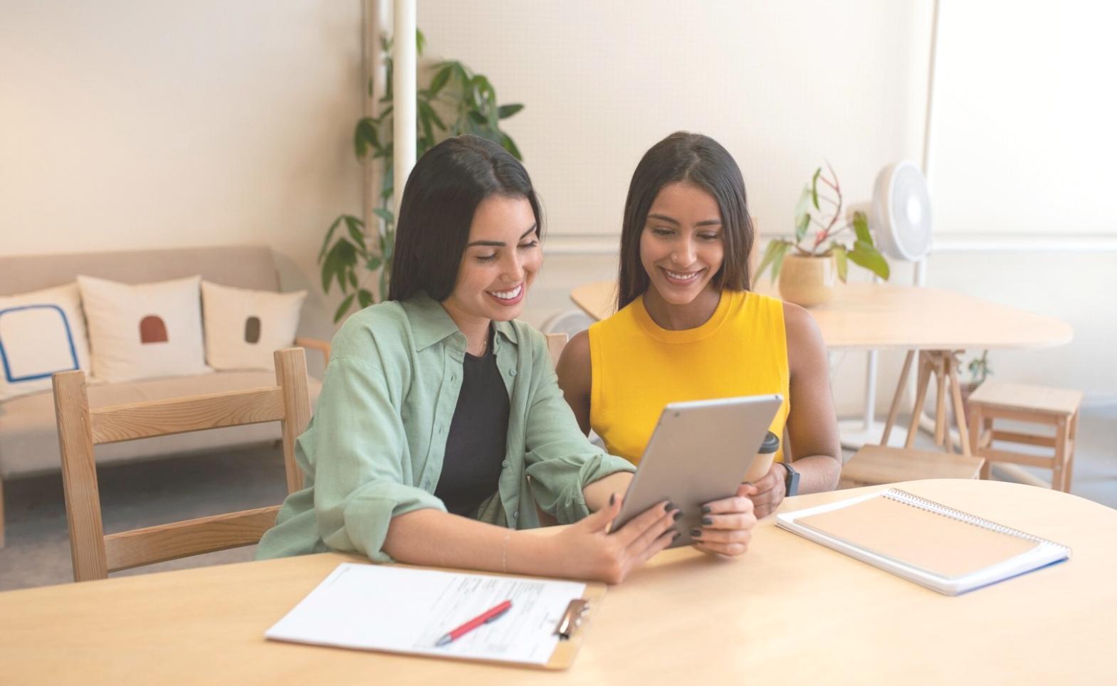 Équipe en formation financière dans une salle de conférence moderne